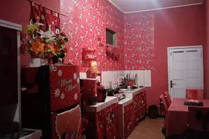Potret dapur sederhana serba merah ini tampak nyaman dan bikin betah, bukti keren tak harus mewah