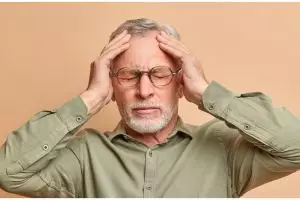 Tanpa tambahan jintan hitam, ini trik hitamkan rambut beruban di usia 40-an pakai 1 bahan minuman