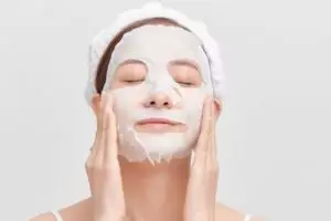 Jadi tampak 10 tahun lebih muda, ini trik atasi keriput di wajah pakai sheet mask dari 3 bahan alami