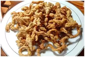 Tanpa diberi baking soda, ini cara bikin usus goreng renyah dan antikeras pakai 2 bahan dapur