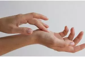 Tanpa petroleum jelly, ini trik atasi kulit tangan kering bersisik pakai pelembap dari 1 jenis bunga