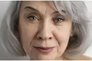 Tanpa tambahan madu, ini trik hilangkan garis halus di wajah pakai night cream dari 2 bahan alami