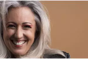 Tanpa campuran teh hitam, ini trik cegah munculnya uban di usia 20-an pakai hair oil dari 1 jenis daun