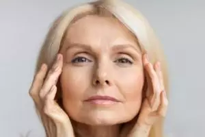 Bukan pakai masker kentang, ini cara hilangkan kerutan di wajah mengendur cuma dengan 1 jenis buah