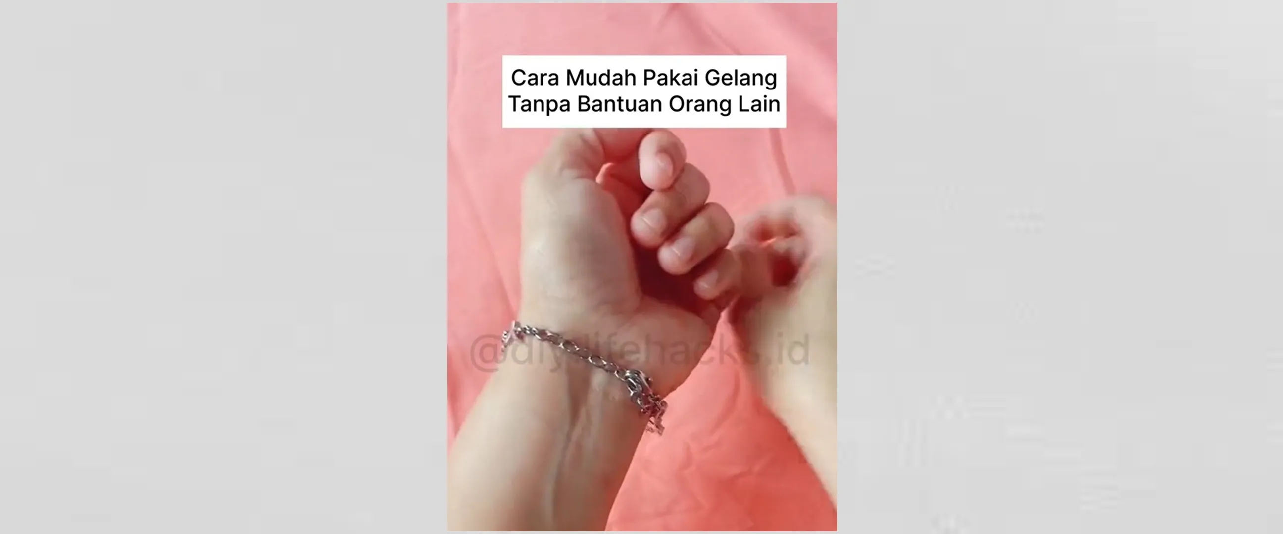 Nggak perlu dibantu orang lain, ini trik pasang gelang tangan pakai bantuan 1 aksesori rambut