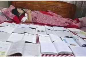 11 Potret kocak kelakuan siswa saat kerjakan tugas sekolah di rumah ini bikin senyum kecut