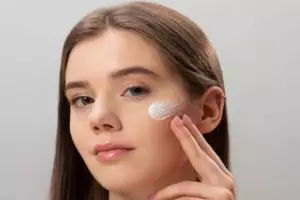 15 Rekomendasi skincare pemutih wajah merek lokal harga di bawah Rp 150 ribu, cerah merata tanpa kusam