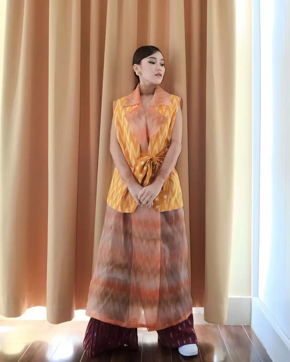 potret Ayu Ting Ting saat kenakan busana etnik ini tangannya bikin salfok © 2023 brilio.net