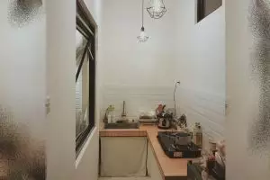 Bukti estetik tak perlu pakai kitchen set, 7 potret dapur segaris penataannya apik bikin betah masak