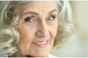 Tak perlu masker pisang, ini cara mudah menyamarkan keriput di usia 50 tahun pakai 1 buah