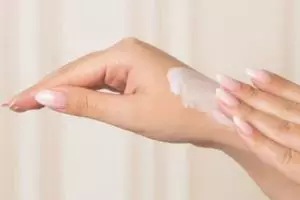 Halus dan bebas belang tanpa scrub kopi, ini cara memutihkan tangan pakai 1 produk pembersih gigi