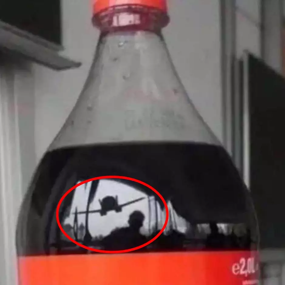 Potret kocak pantulan obyek Berbagai sumber