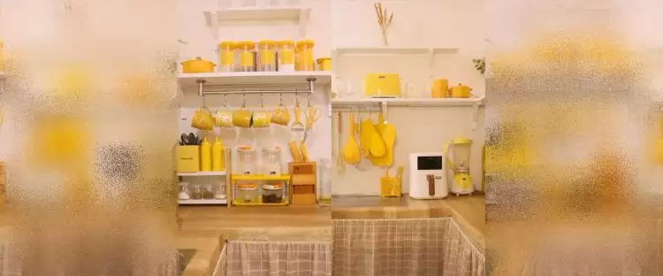 8 Potret dapur serba kuning tanpa kitchen set ini visualnya nggak norak, bikin masak makin ceria