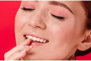 Tak perlu beli lip tint, ini trik membuat bibir merah alami dan lembap hanya pakai 1 jenis umbi-umbian