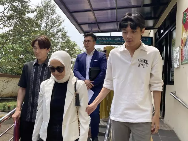 okie agustina gugat cerai suami didampingi anak sulungnya © berbagai sumber