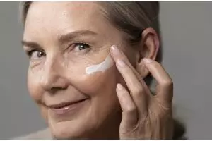 Usia 60 tampak 10 tahun lebih muda, ini trik membuat krim antiaging hanya pakai 2 jenis daun