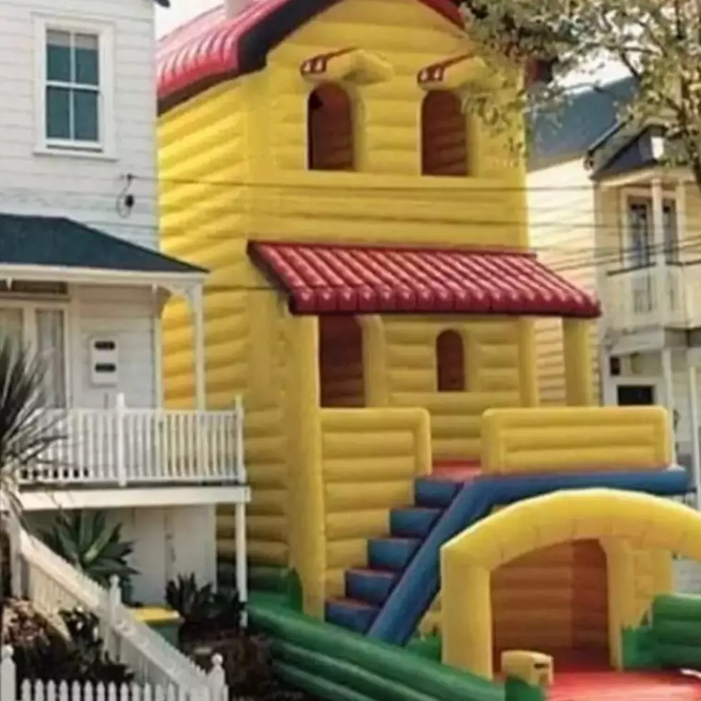 11 Potret kocak tampilan depan rumah ini dilihat berkali-kali tetap nyeleneh, bikin melongo