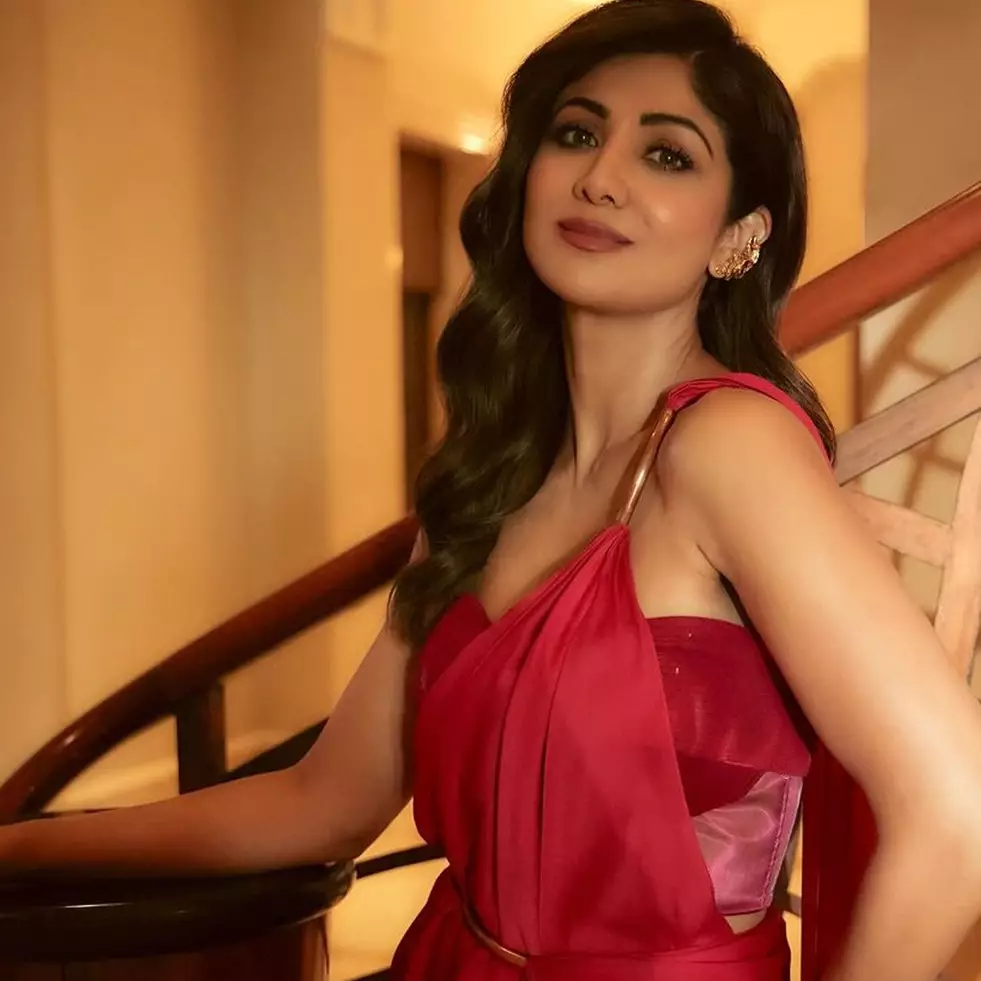Dulu diejek dekil kini glowing disebut bak oplas, 11 potret transformasi Shilpa Shetty bikin takjub