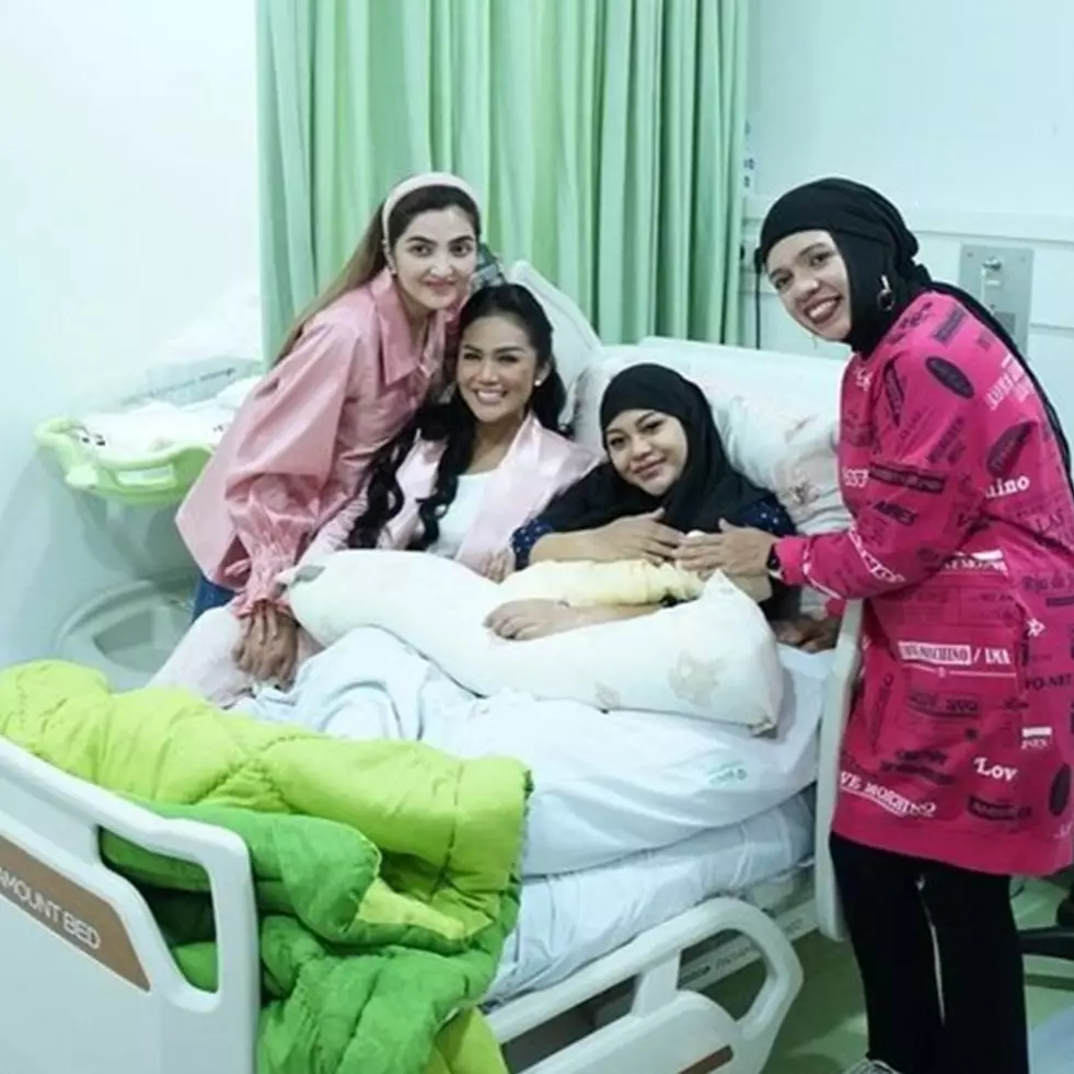 Kompak temani Aurel Hermansyah melahirkan, intip 11 potret kebersamaan Ashanty, KD, dan Geni Faruk