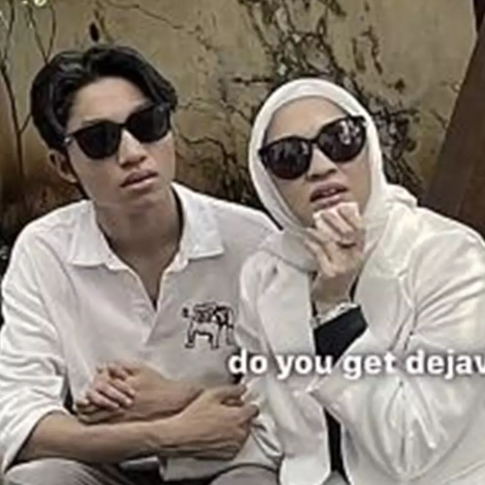 Gestur mirip meski beda belasan tahun, momen Kiesha &amp; Pasha temani Okie Agustina wawancara bak dejavu