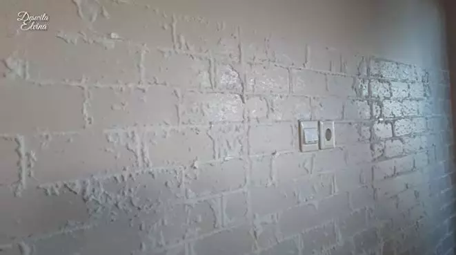 cara bersihkan bekas wallpaper foam © YouTube