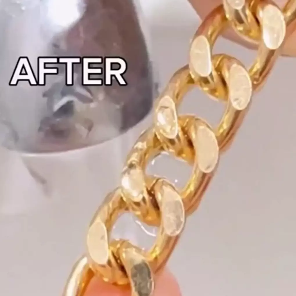 Tak perlu ganti baru, ini trik kembalikan warna tali tas rantai yang memudar cuma pakai 1 bahan kue