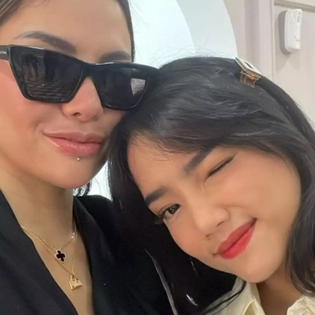 Dulu berseteru kini dipuji tenangkan saat nangis, intip 11 potret keakraban Nikita Mirzani dan Fuji