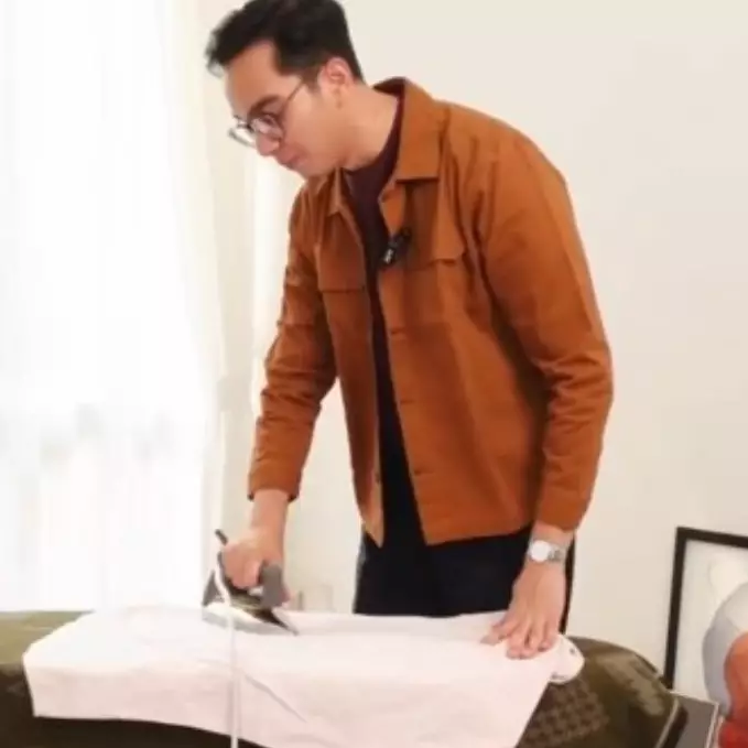 Nggak ribet dibolak-balik langsung rapi, ini trik nyetrika baju hemat waktu pakai 1 pembungkus makanan
