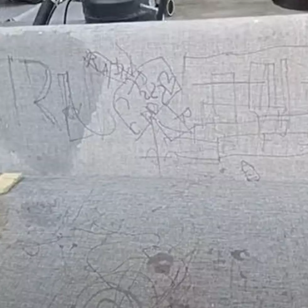 Nggak pakai alkohol, begini cara hilangkan tinta pulpen pada sofa secara permanen modal Rp 7.000