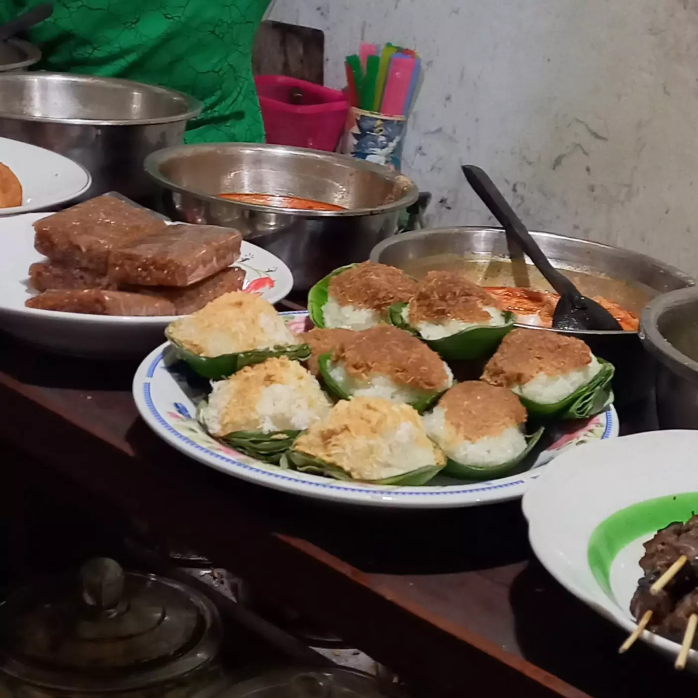 Kisah generasi ke-3 rawat warung berusia 2 abad di Temanggung, pertahankan cita rasa &amp; interior lawas