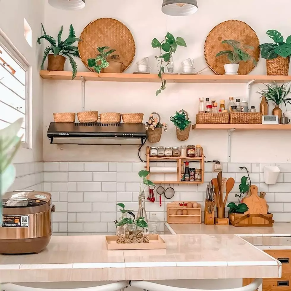 9 Potret dapur mungil tanpa kitchen set pakai mini bar ini dekorasi kayunya bikin tampilan jadi mahal