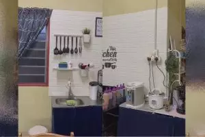 Estetik tak harus pakai kitchen set, 7 potret dapur mungil meja aluminium penataannya apik buat nyaman