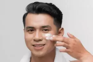 11 Rekomendasi skincare untuk wajah kusam pria harga di bawah Rp 150 ribu, glowing dan cerah merata