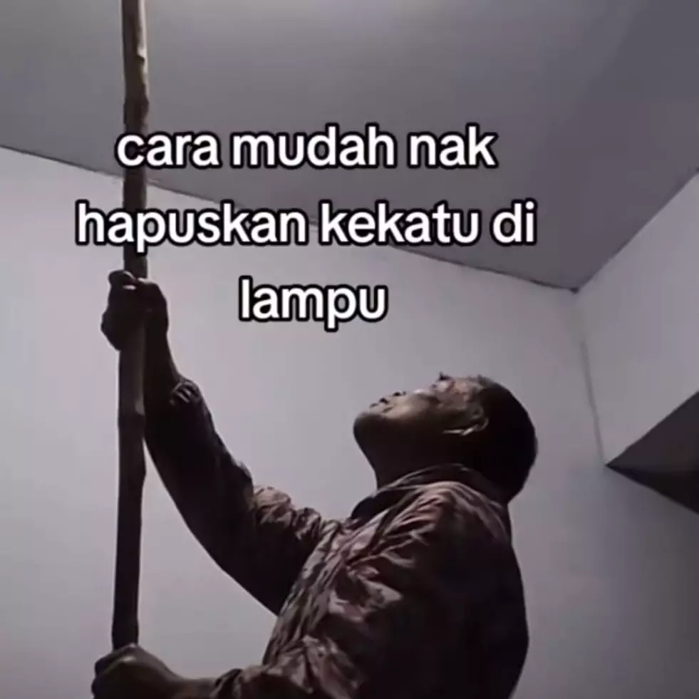 Alih-alih pakai semprotan serangga, cara pria ini ngusir laron di luar dugaan, kreativitasnya jempolan