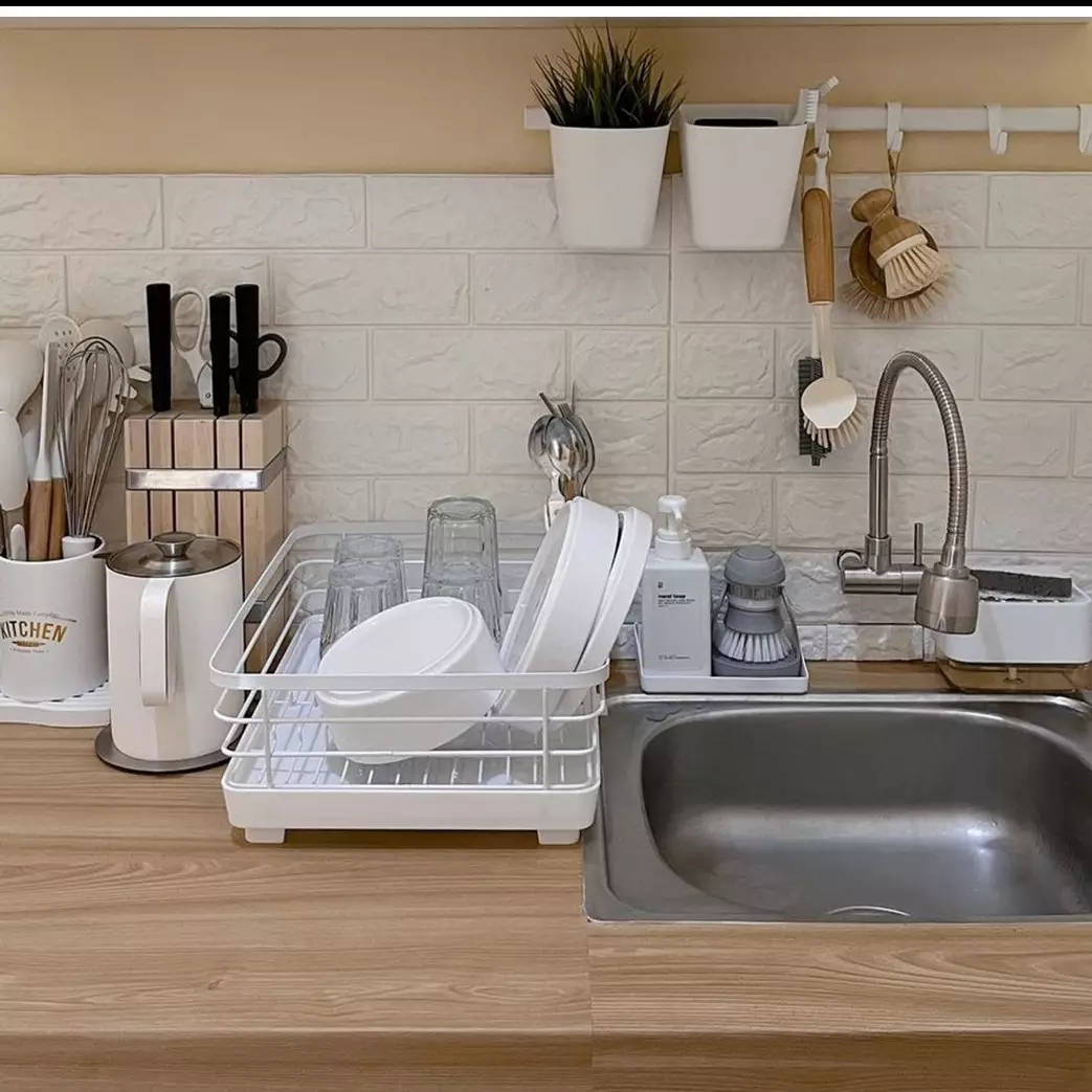 Biarpun simpel &amp; tak pakai tirai kolong, 9 potret dapur mungil tanpa kitchen set ini visualnya memikat