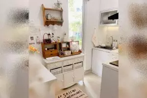 9 Potret dapur mungil bergaya Korea ini compact dan estetik, masak jadi berasa ala di drama Korea