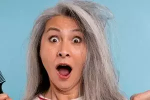 Rambut kembali hitam merata tanpa kemiri, ini trik cegah tumbuhnya uban pakai 1 jenis daun penyedap