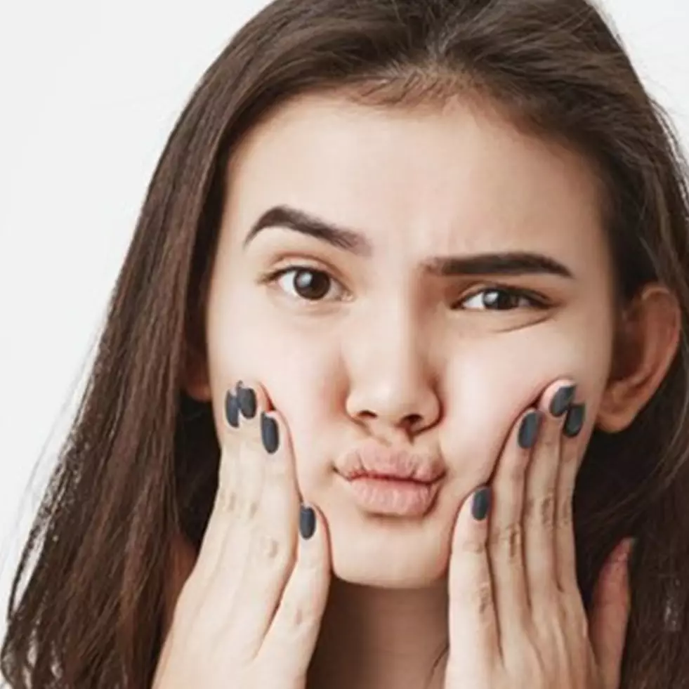 Tanpa dicampur lemon, ini cara mencerahkan wajah kusam pakai es batu dari 1 jenis buah