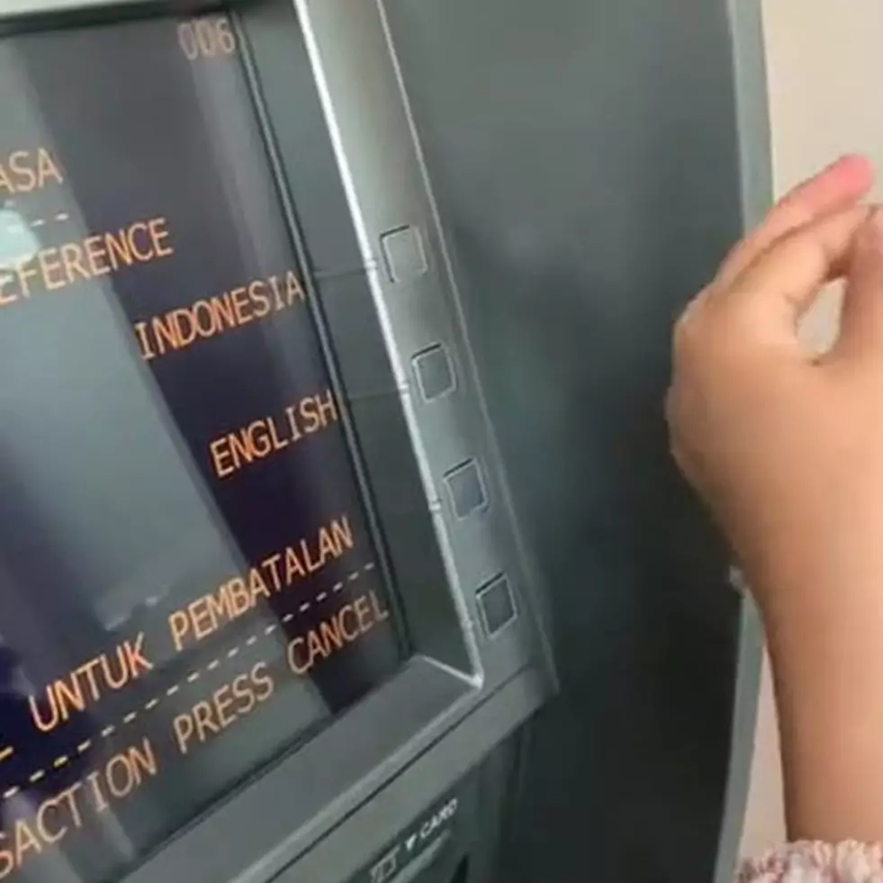 Sudah tanggal tua malah ketemu mesin rusak, cara wanita pakai ATM ini bikin merasa iba