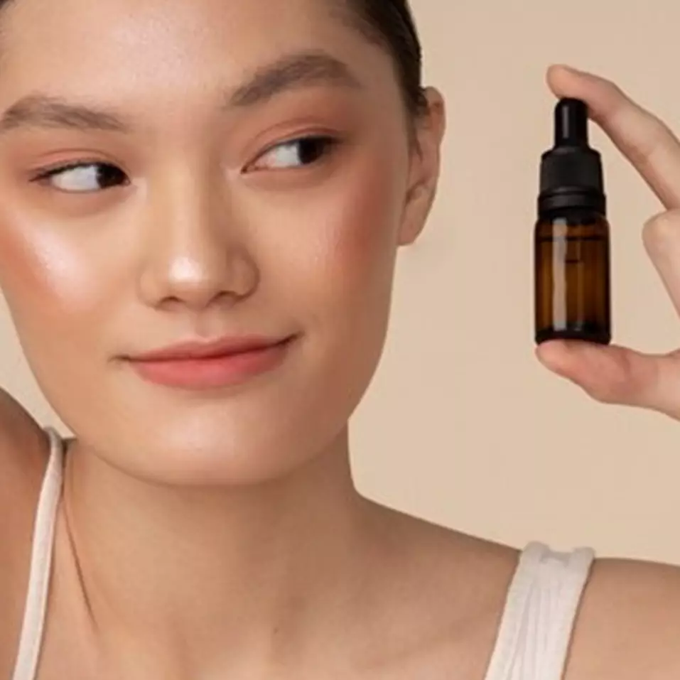 Tanpa dicampur lemon, ini trik hilangkan garis halus di wajah dan leher pakai serum dari 2 bahan alami