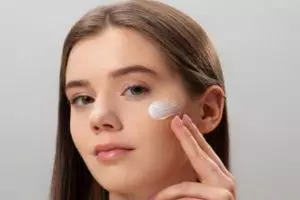 13 Rekomendasi skincare memutihkan wajah mengandung vitamin C merek lokal harga di bawah Rp 150 ribu