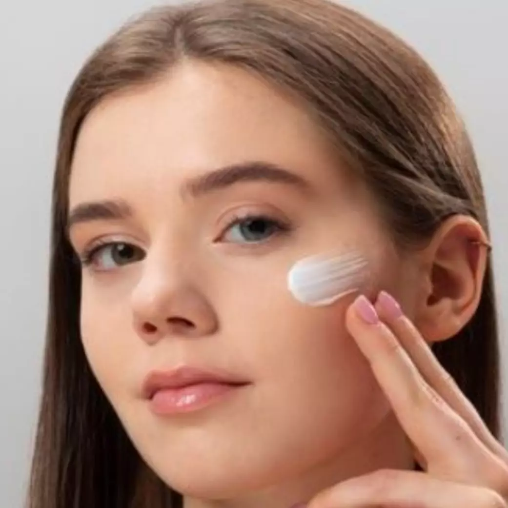 13 Rekomendasi skincare memutihkan wajah mengandung vitamin C merek lokal harga di bawah Rp 150 ribu