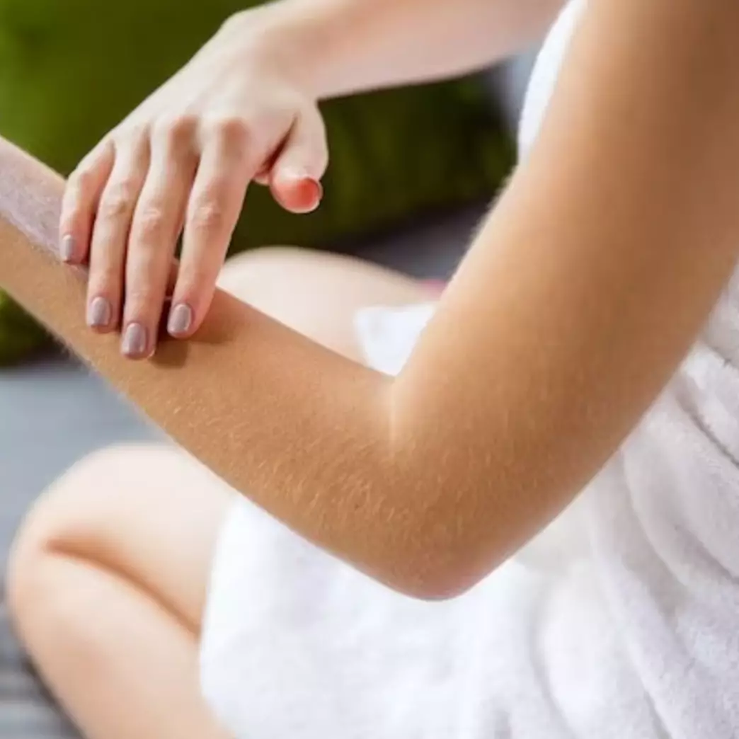 Tanpa beli produk eksfoliasi, ini trik memutihkan badan gelap dan penuh daki pakai 2 bahan pemanis