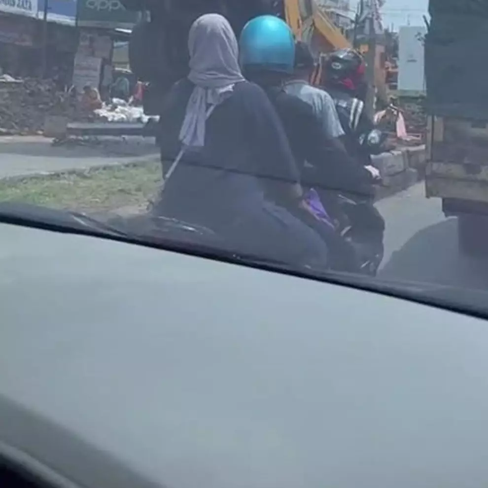 Ngenes tapi bikin melongo, posisi truk crane terjungkal di Cibinong ini mirip Transformer