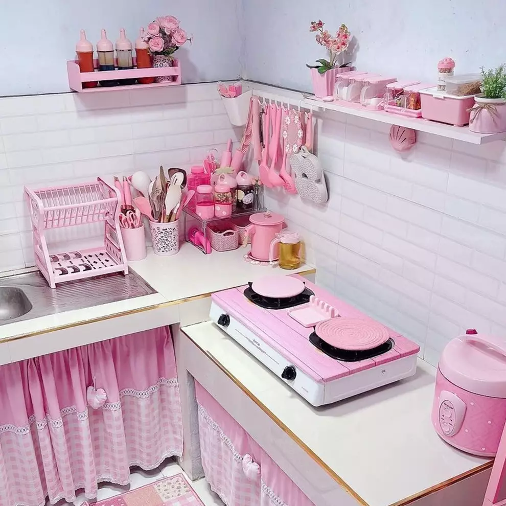 9 Potret dapur mungil ala Korea serba pink pastel ini mewah tanpa kitchen set, bikin mata susah kedip