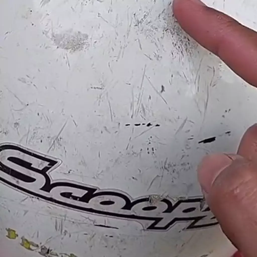 Bukan pakai sabun, ini trik hilangkan noda baret pada helm cuma andalkan 1 peralatan mandi