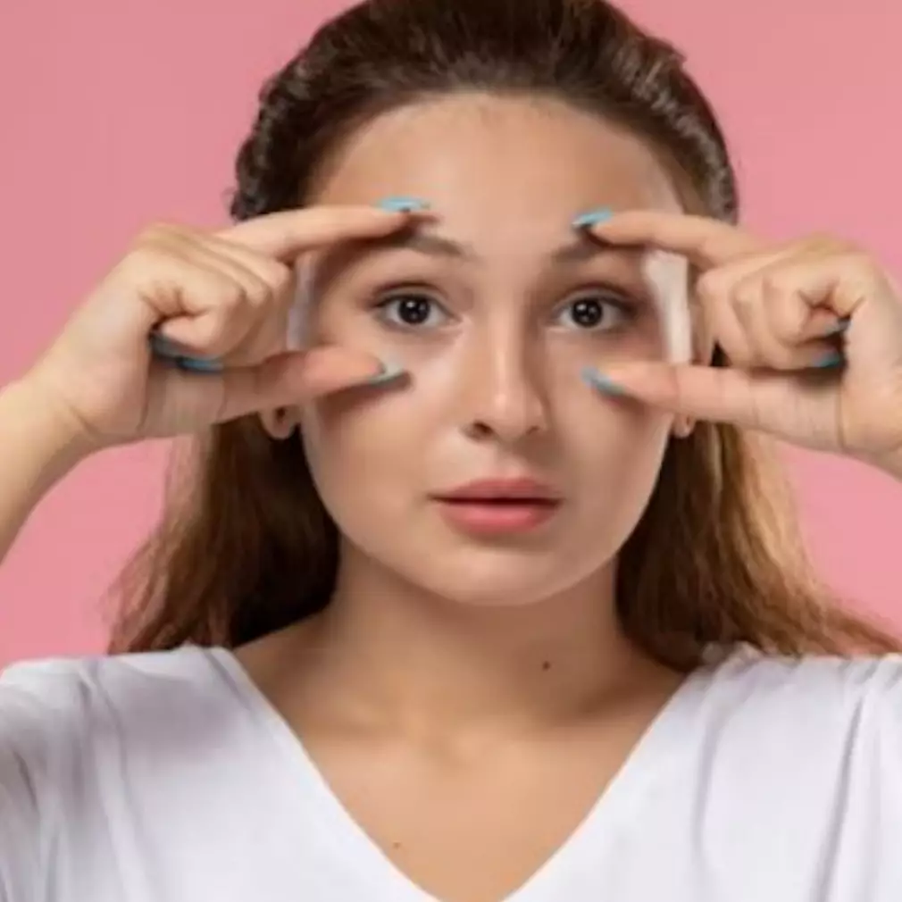 Lebih hemat tanpa beli eye cream, ini trik samarkan kantung mata menghitam pakai 1 jenis buah-buahan