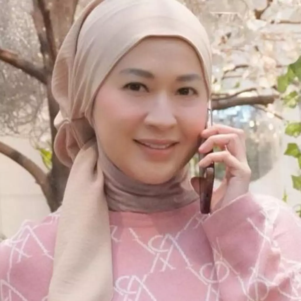 Kulit wajah tampak mulus dan awet muda, ini 5 cara menolak tua ala Okie Agustina