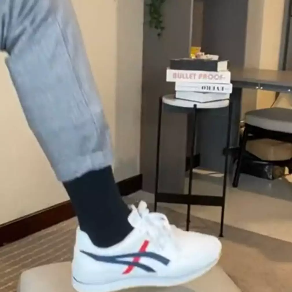 Trik akali kaus kaki yang kepanjangan jadi pendek, cuma butuh waktu 3 detik