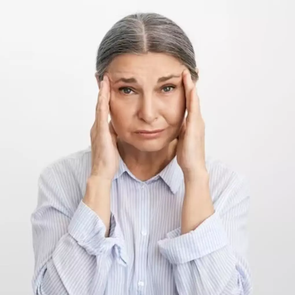 Nggak perlu dicabut, ini trik pudarkan uban di rambut agar kembali hitam pakai 1 jenis bunga